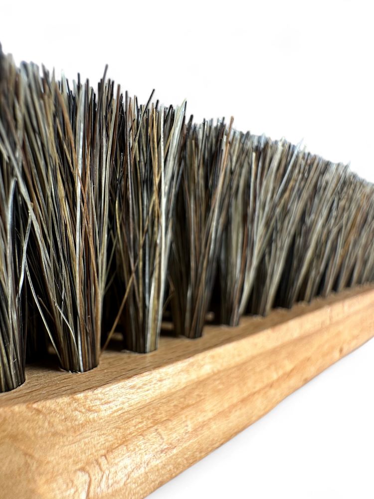 Brosse souple en bois et poils gris FAMACO