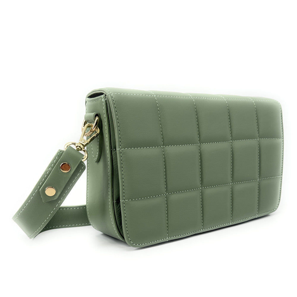 Sac french stick en cuir lisse matelassé TIME SQUARE Vert amande