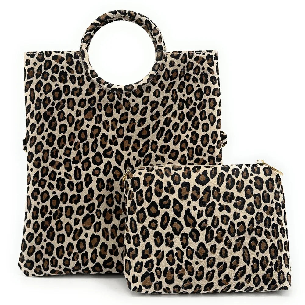 Sac pochette en croûte de cuir CHARLOTTE ET LEO Léopard taupe clair