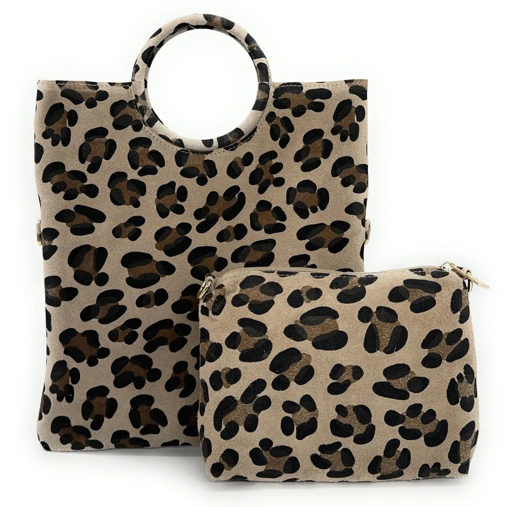 Sac pochette en croûte de cuir CHARLOTTE ET LEO Léopard taupe moyen