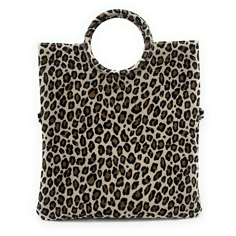 Sac pochette en croûte de cuir CHARLOTTE ET LEO Léopard taupe clair