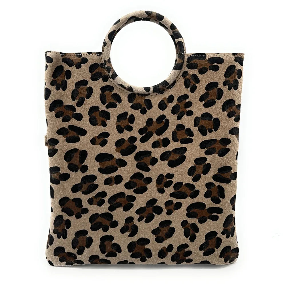 Sac pochette en croûte de cuir CHARLOTTE ET LEO Léopard taupe moyen