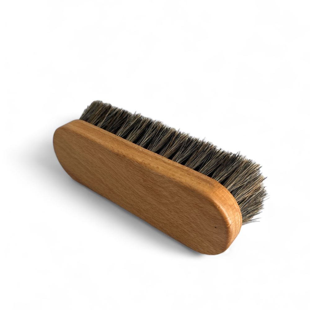 Cepillo suave de madera y cerdas grises FAMACO