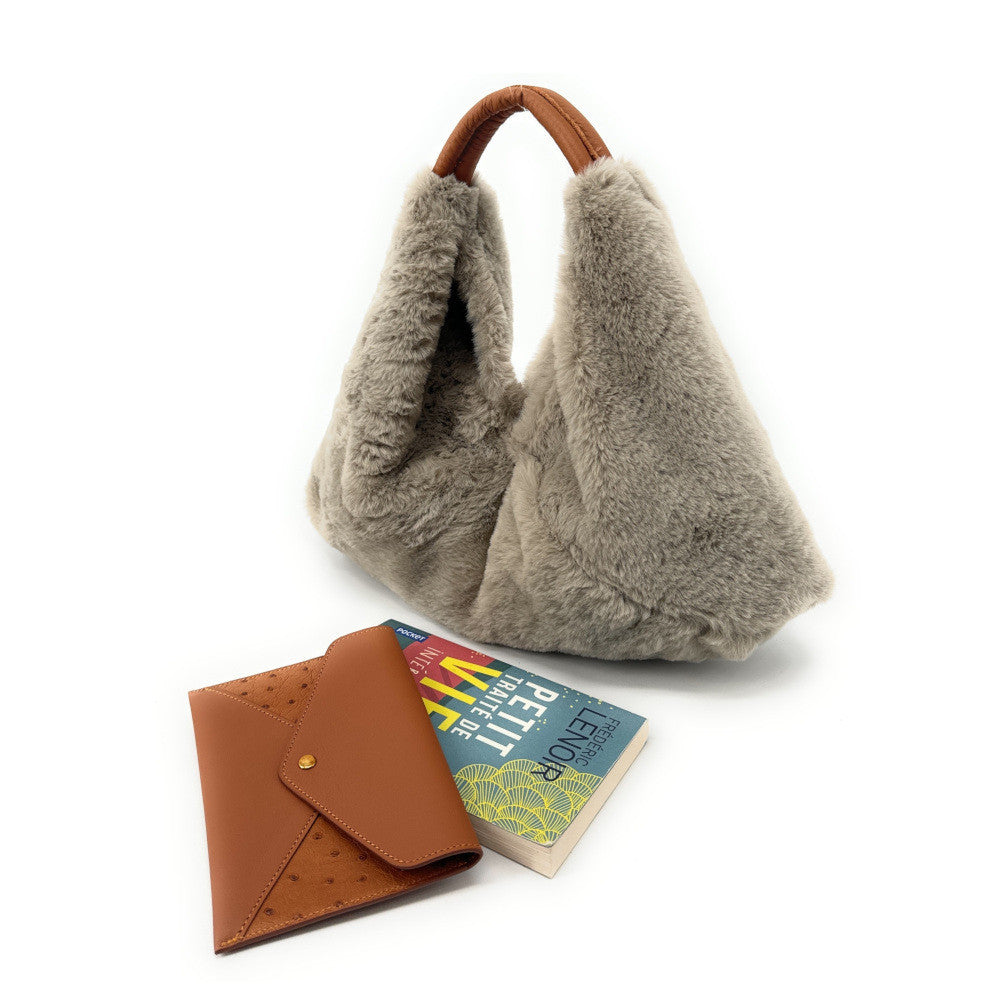 Sac hobo en fausse fourrure et cuir LITTLE FLUFFY Gris taupe clair