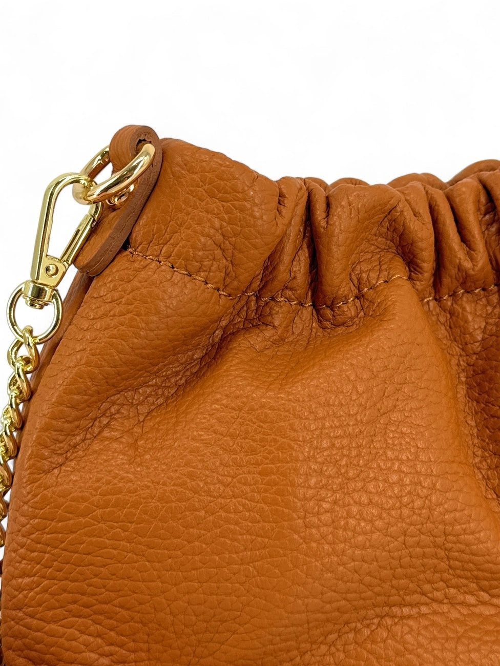 Pouch-Tasche aus genarbtem Leder LA POUCHINETTE Camelbraun