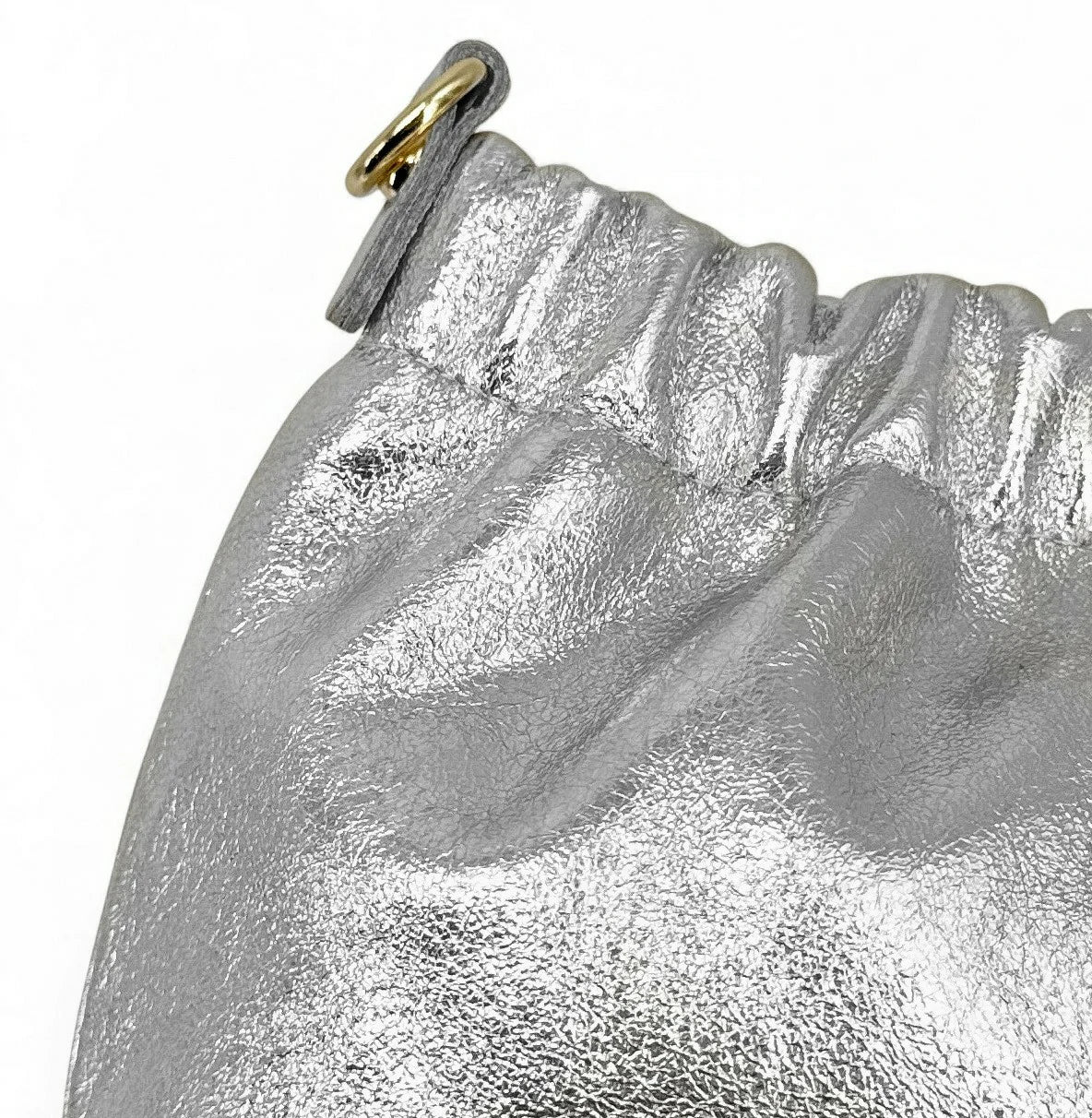 Bolso pouch de piel tornasolada LA POUCHINETTE plateado claro