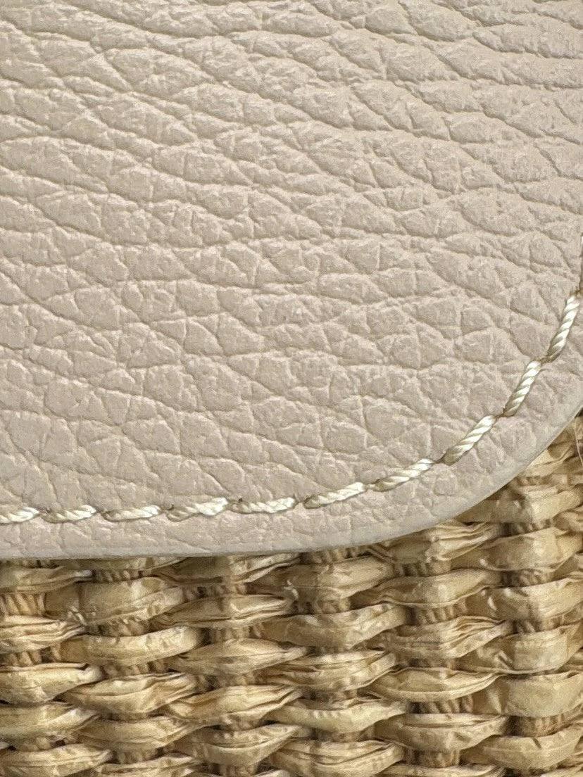 Mini-Tasche aus genarbtem Leder und Raffia BAHIA Nude-Rosa