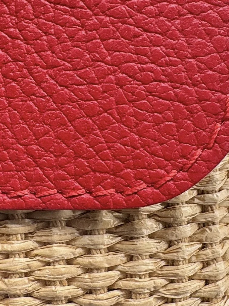 Mini-Tasche aus genarbtem Leder und Raphia BAHIA Krapprot