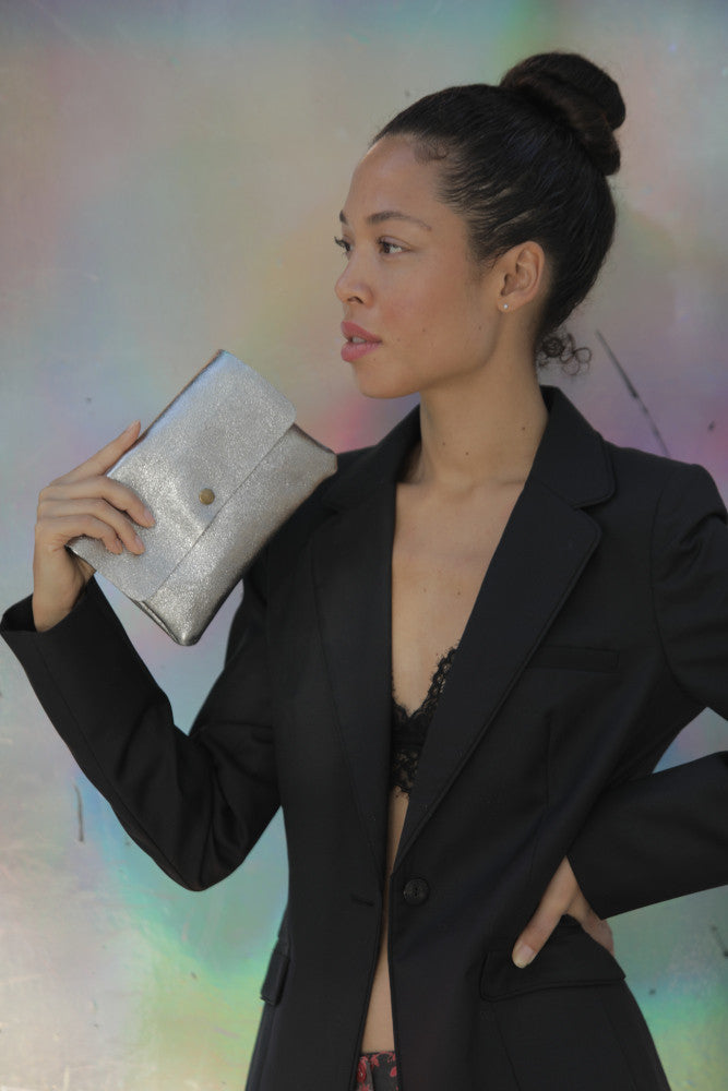 Sac pochette en cuir irisé MAELIA Argent clair