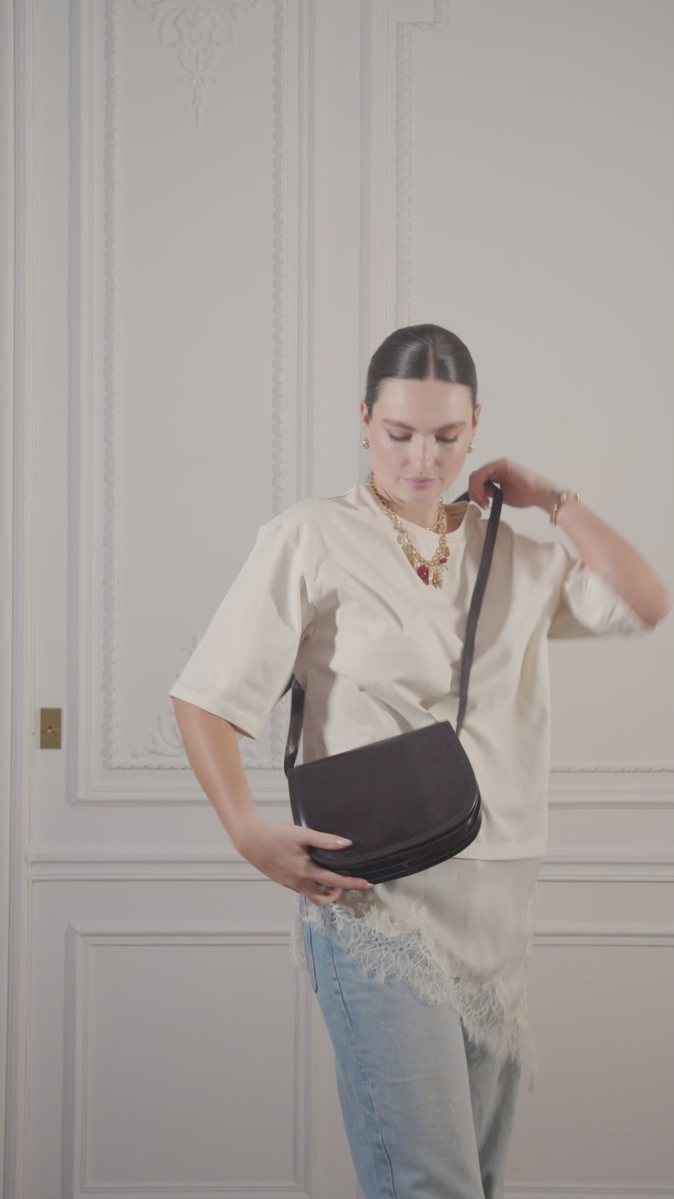Charger la vidéo : Sac bandoulière en cuir lisse SPENCER Chocolat