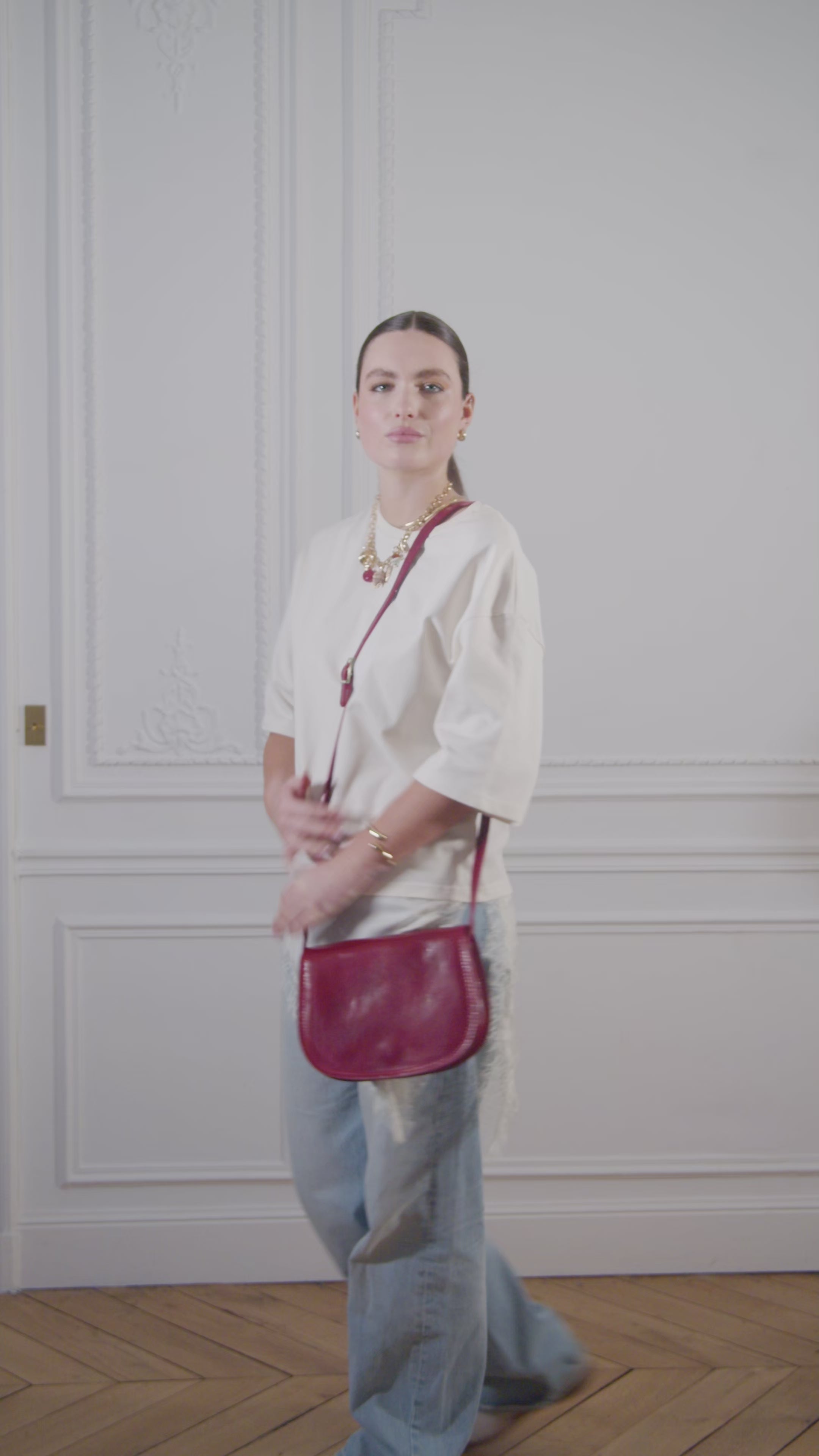 Charger la vidéo : Sac bandoulière en cuir lisse SPENCER Rouge foncé