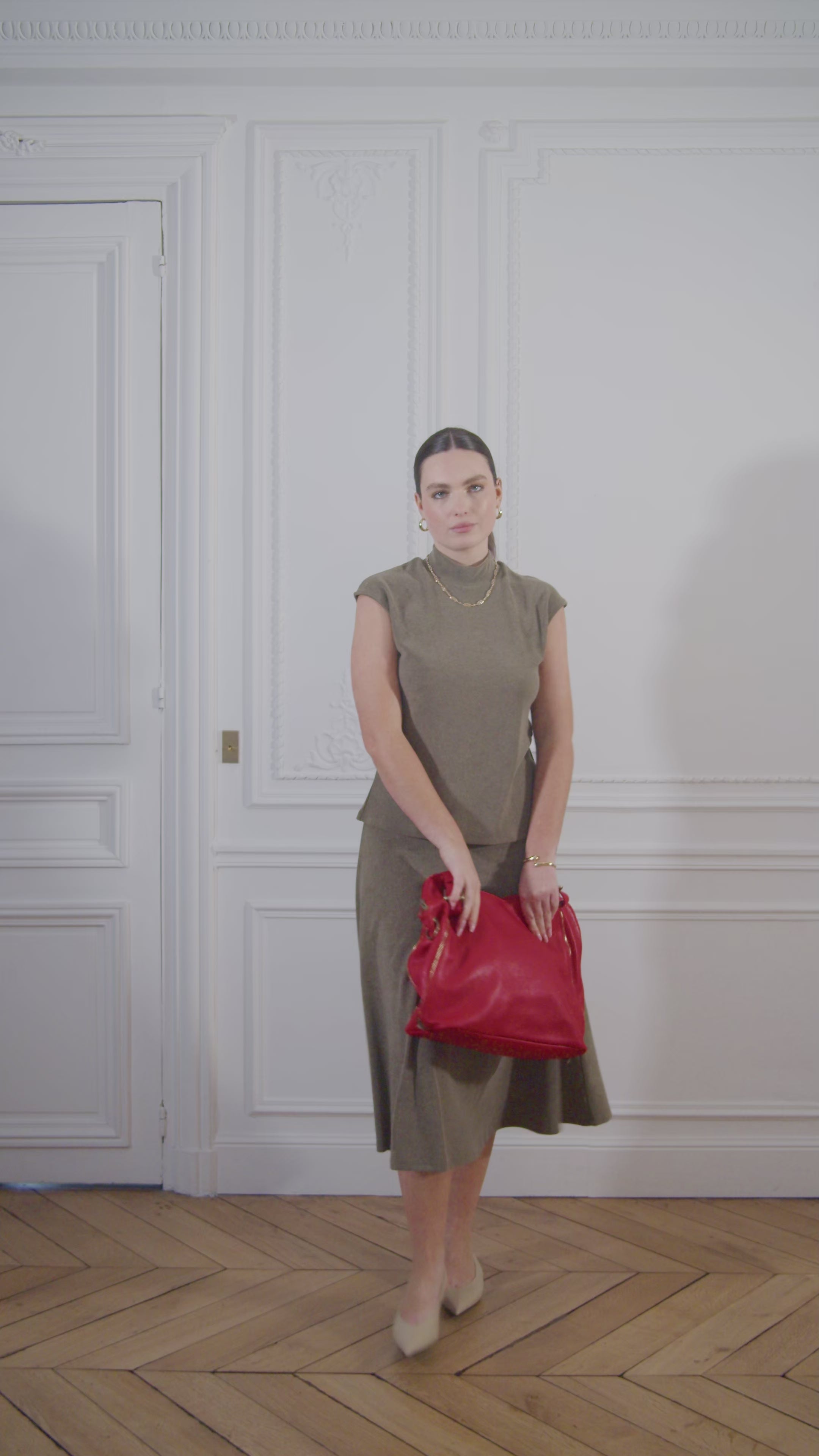 Carica il video : Borsa a tracolla in pelle grana CAMELIA Garance rossa