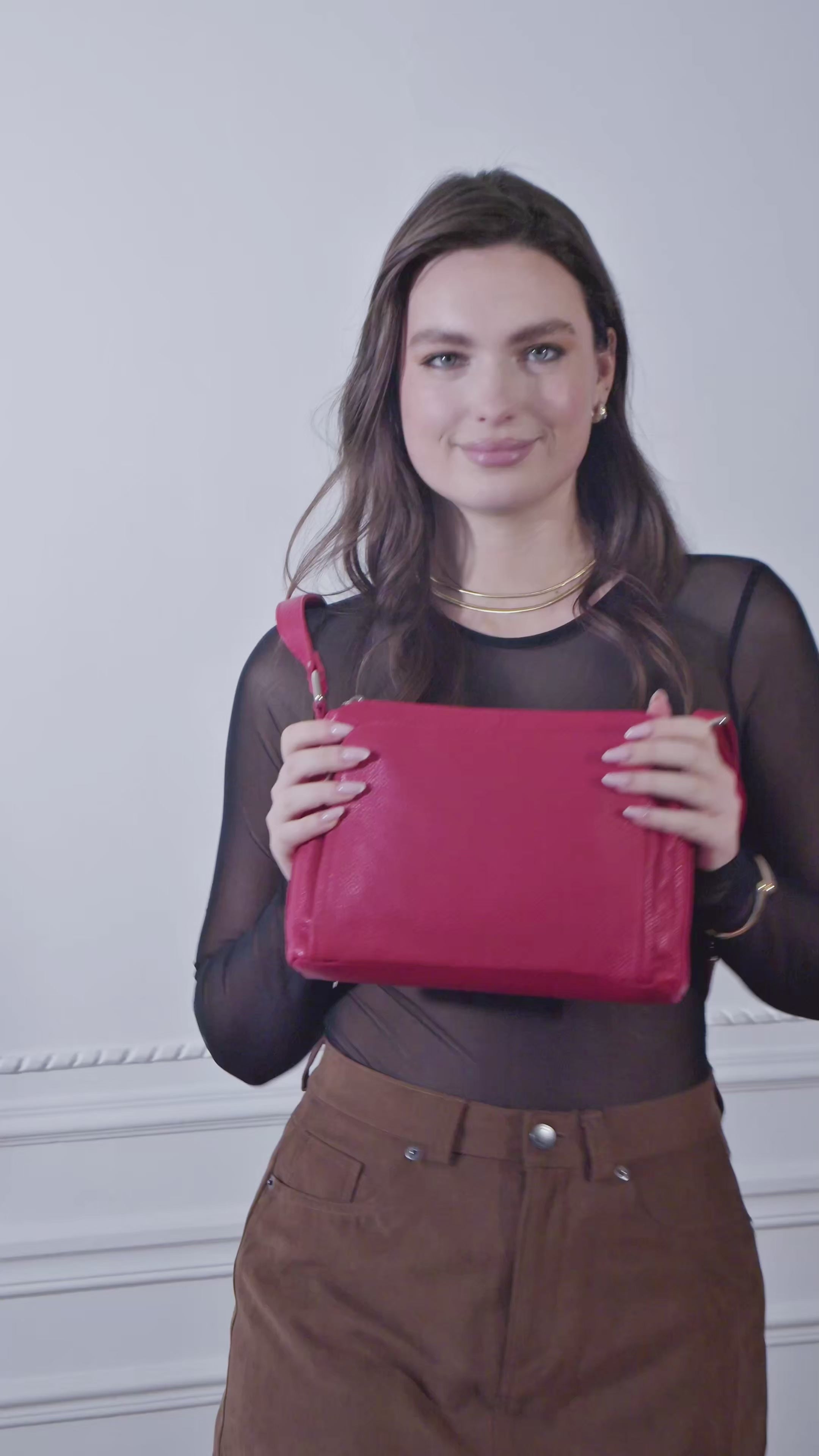 Charger la vidéo : Sac trotteur à bandoulière en cuir grainé MANHATTAN Rouge garance