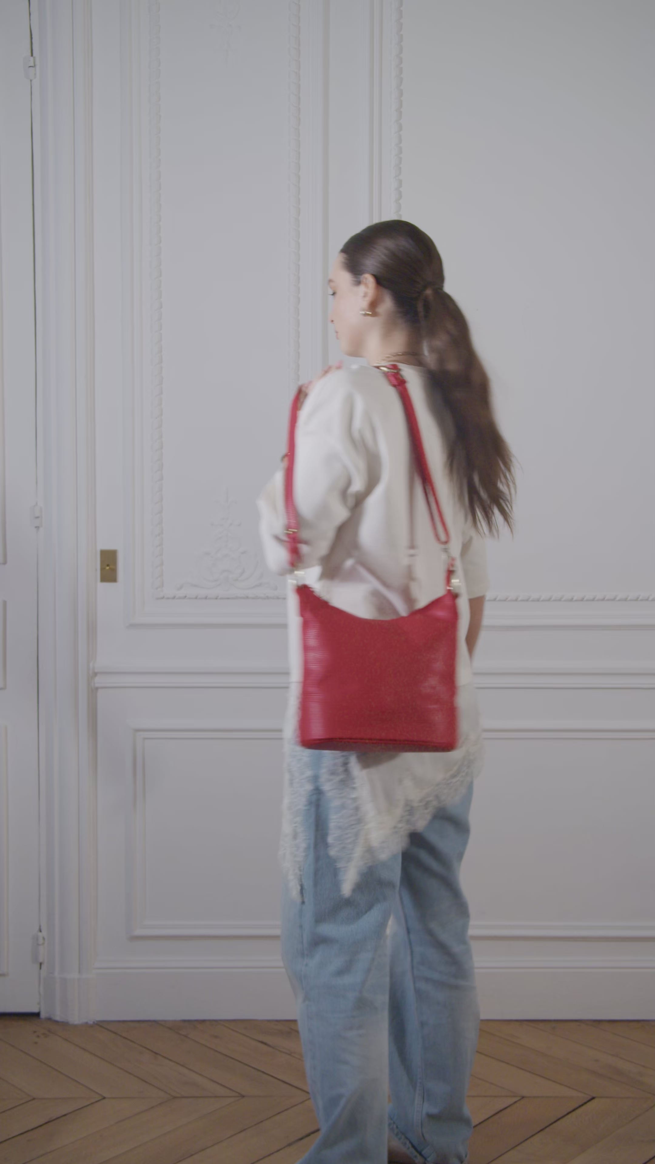 Carica il video : Sacca con cinturino in cuoio BEAUBOURG Garance rossa