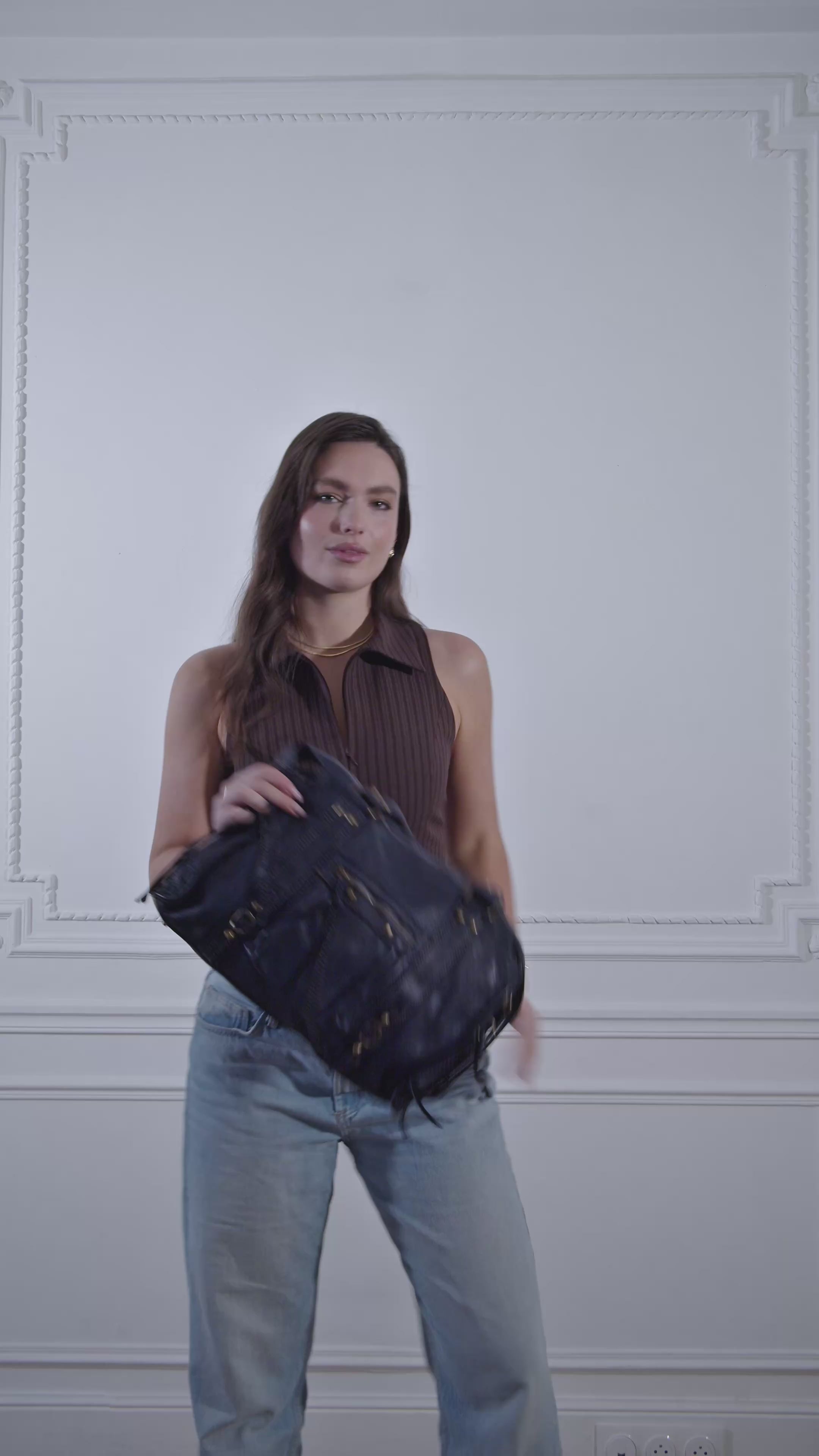 Charger la vidéo : Sac à main porté épaule en cuir vintage STORM ROCK Midnight blue