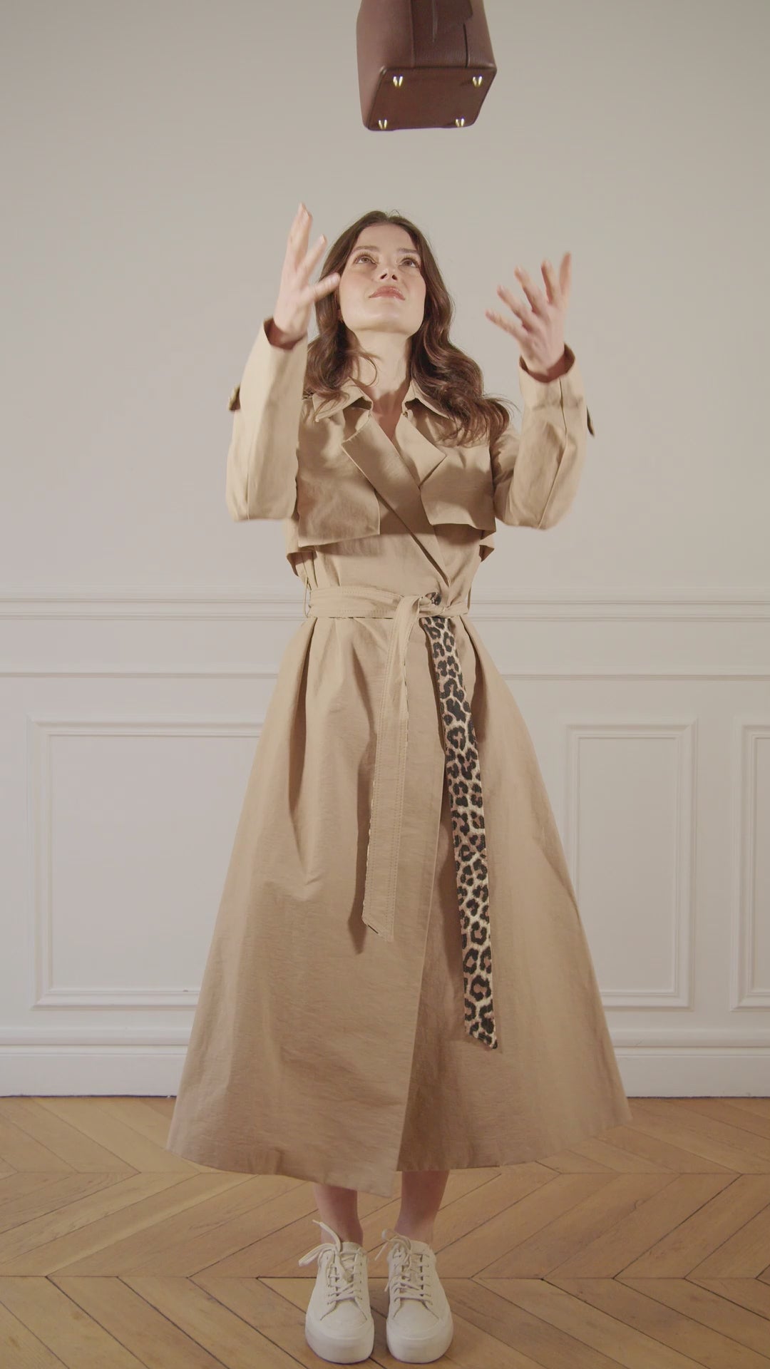 Charger la vidéo : Birdie dark taupe leather handbag