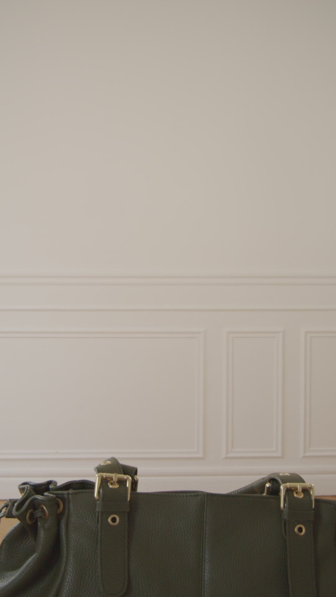 Charger la vidéo : Princess XL grained khaki leather handbag