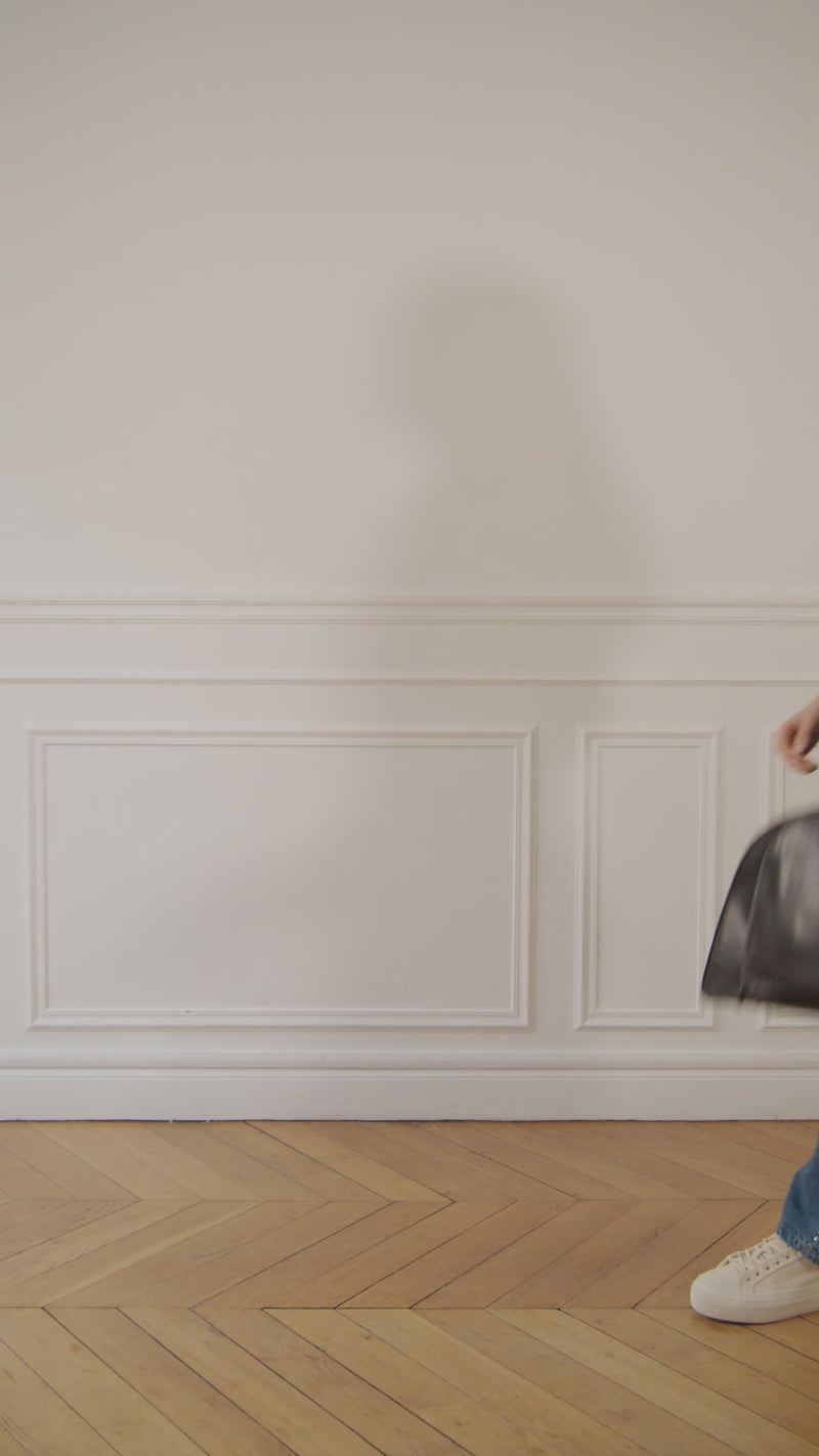 Constance Black bag chic grained leather design