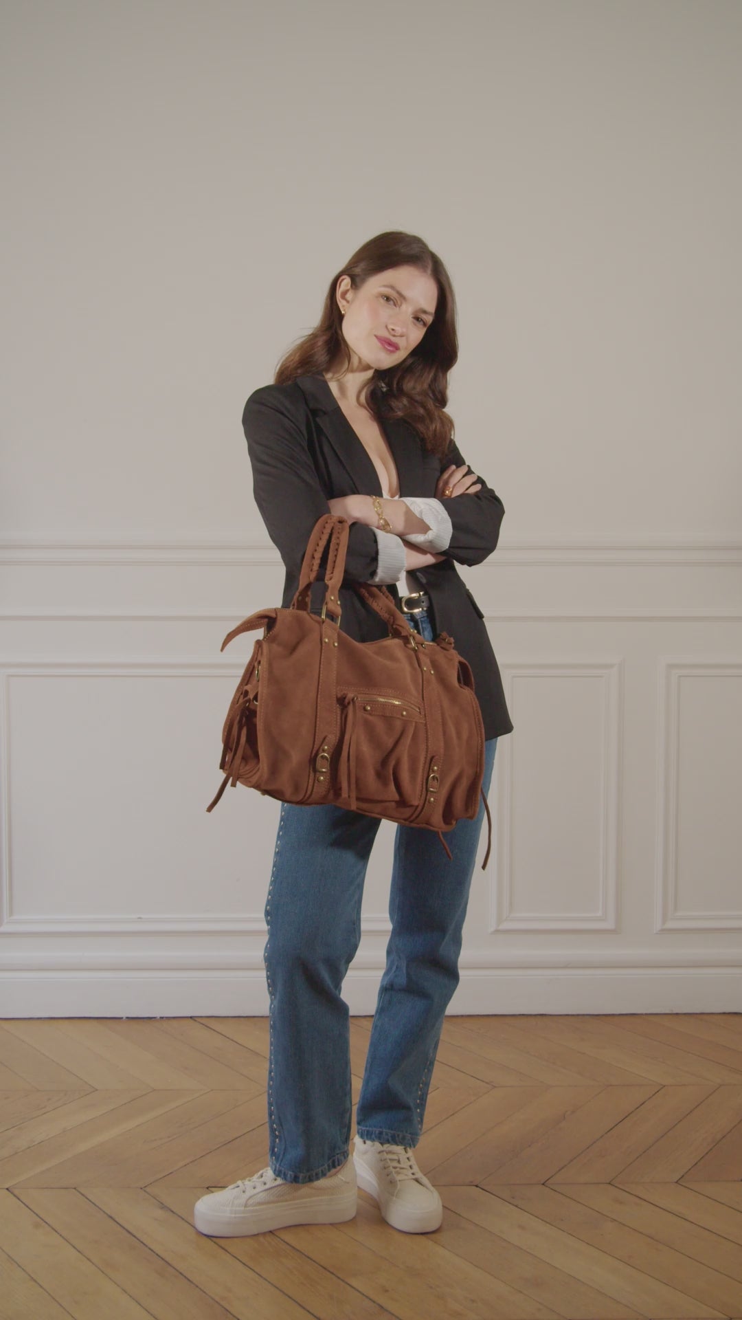 Charger la vidéo : Women Storm suede nubuck handbag Cinnamon elegant style