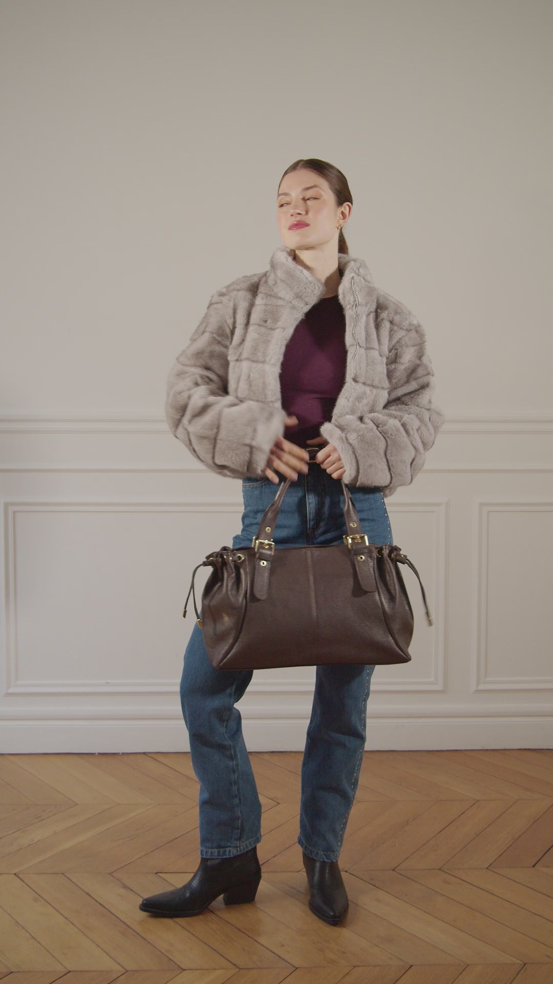 Charger la vidéo : Princesse XL Chocolate bag elegant grained leather