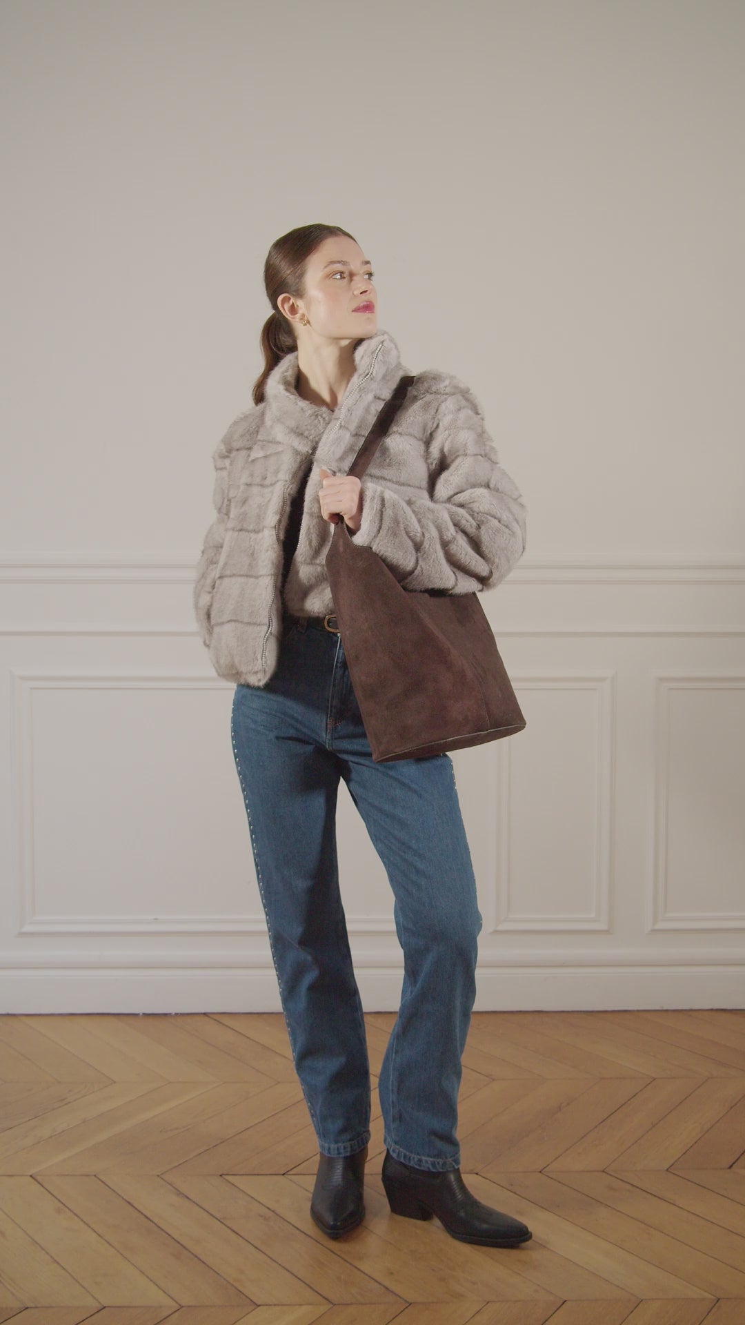 Charger la vidéo : Elegant leather handbag for women Clarence Chocolate