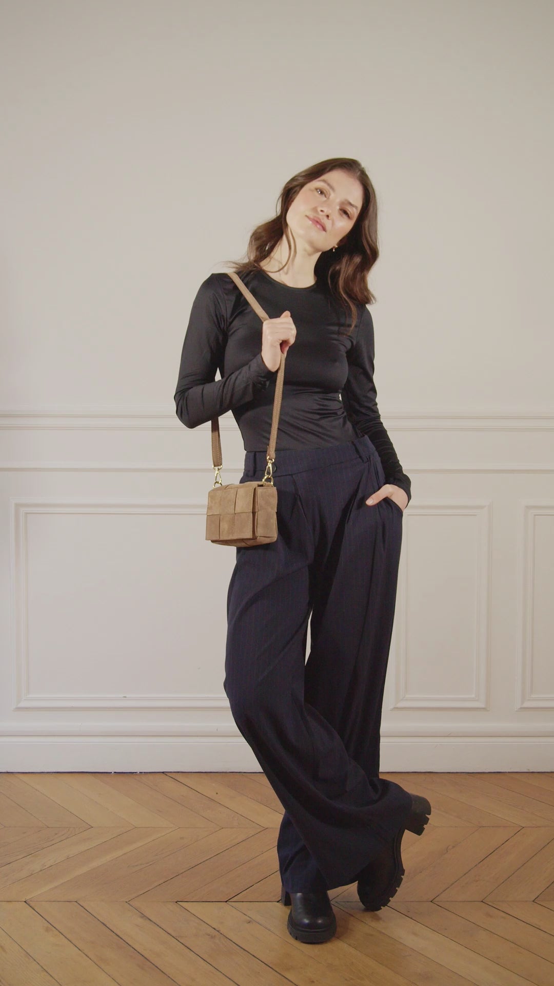 Charger la vidéo : Chic light taupe nubuck leather handbag