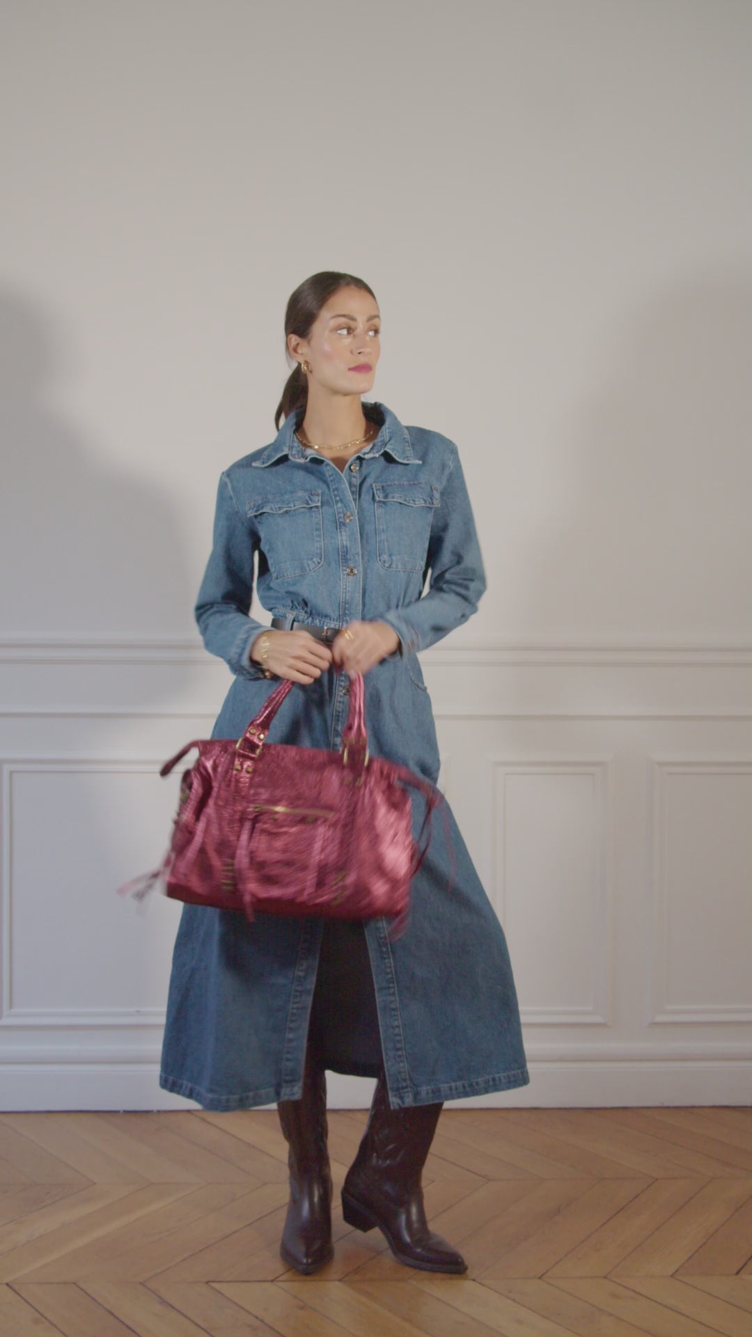 Charger la vidéo : Iridescent burgundy Sandstorm women’s bag