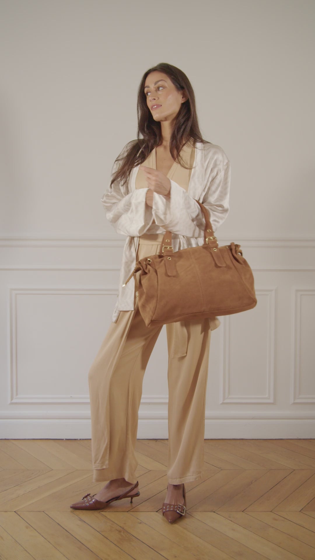 Charger la vidéo : Elegant Princess XL tan suede women’s handbag