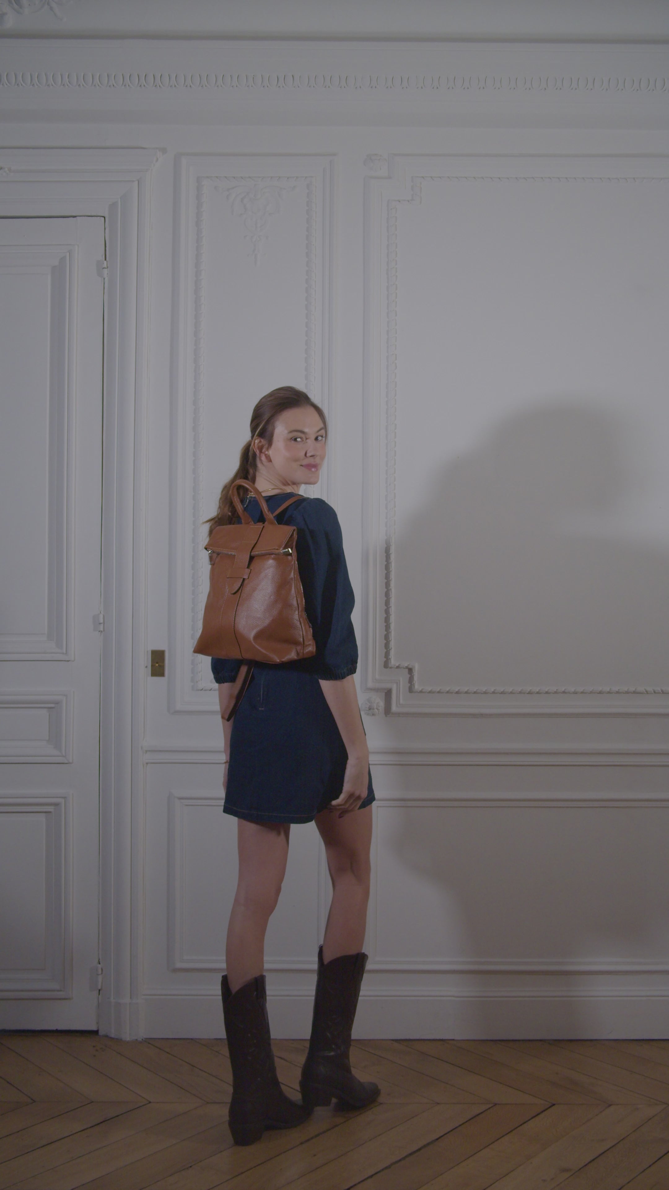 Load the video:Sac à dos antivol en cuir grainé DORA Camel foncé