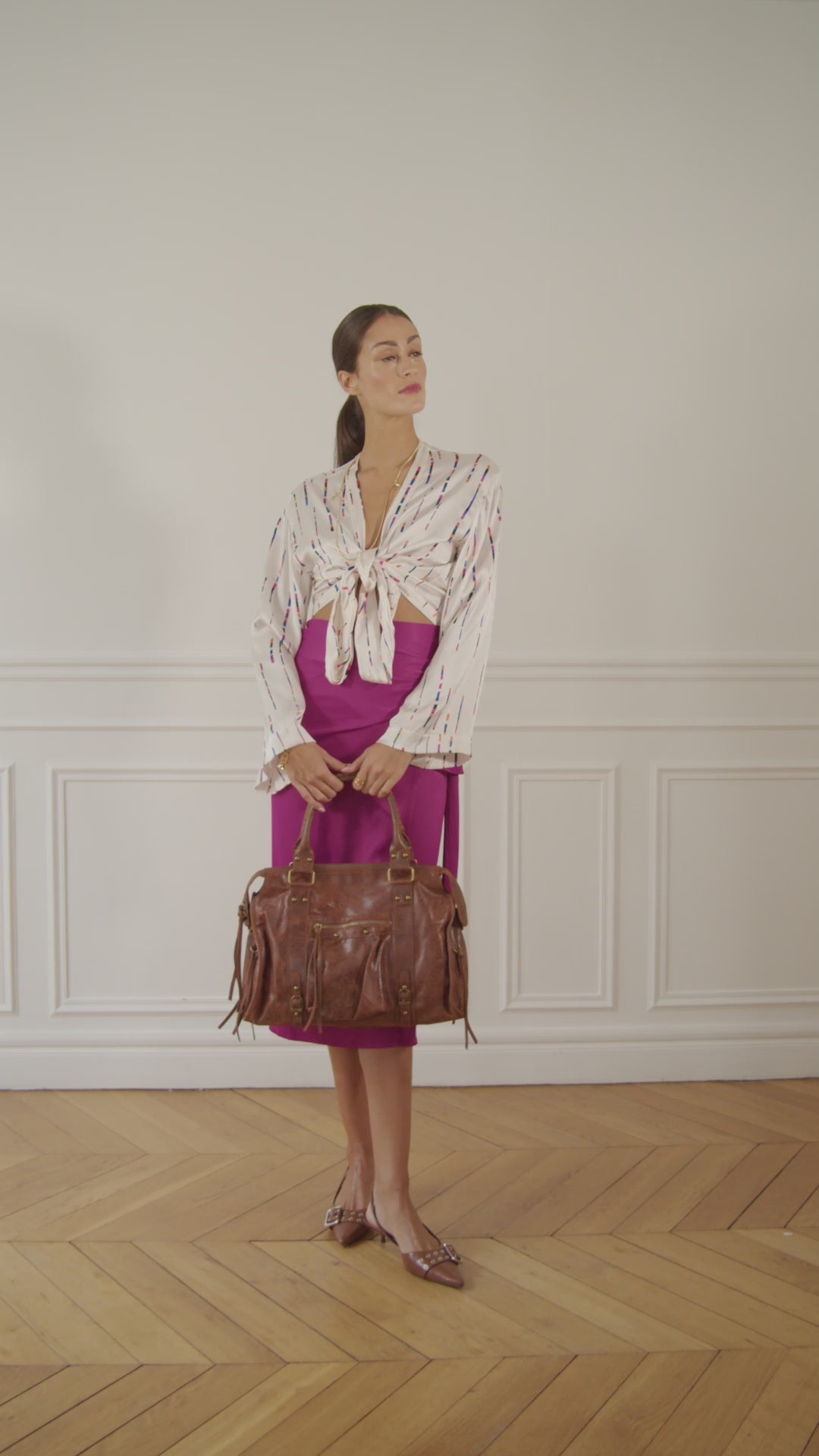 Charger la vidéo : Brushed tan Sandstorm stylish women’s bag