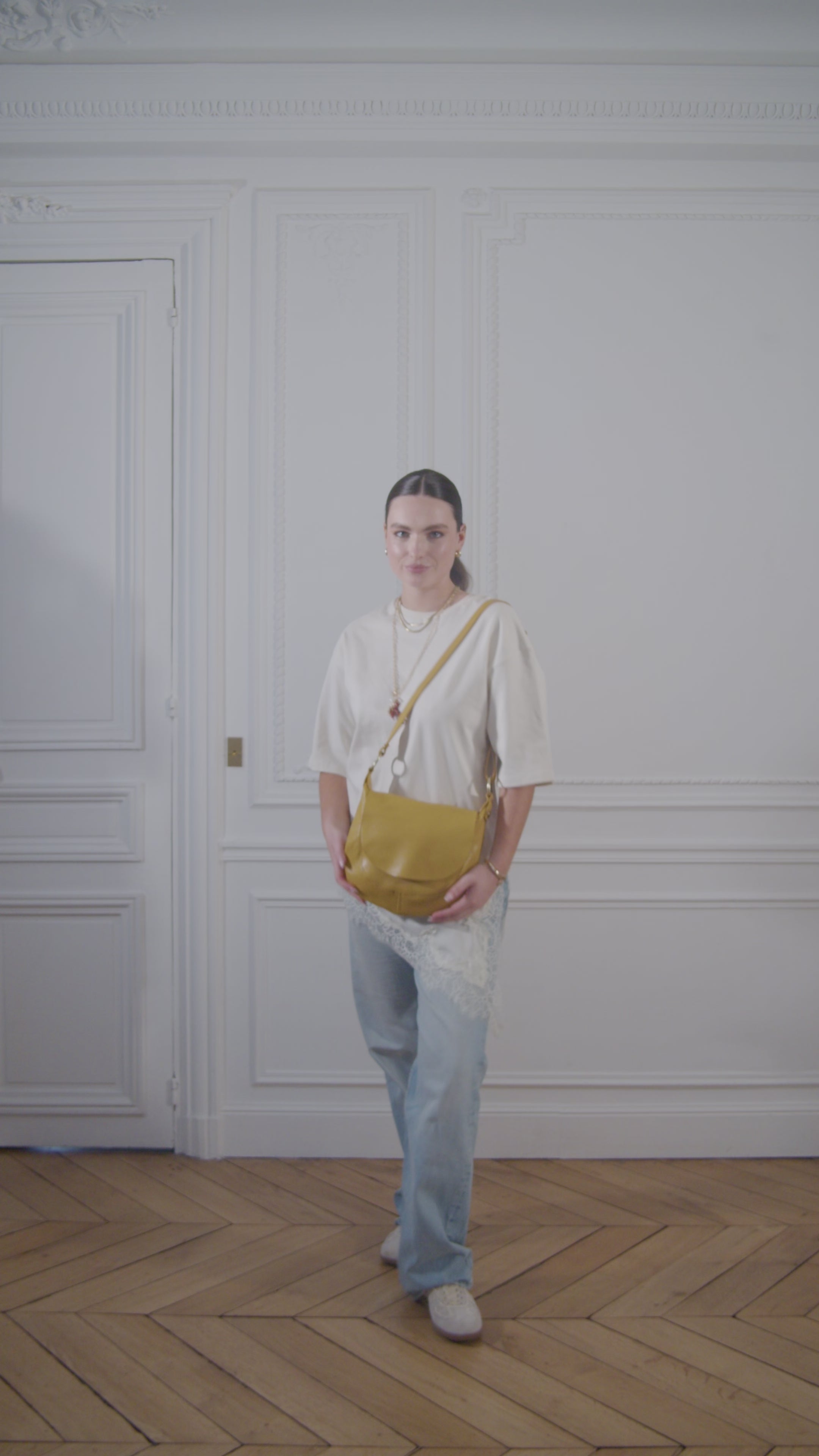 Charger la vidéo : Sac bandoulière en cuir grainé LITTLE CITIZEN Jaune Moutarde