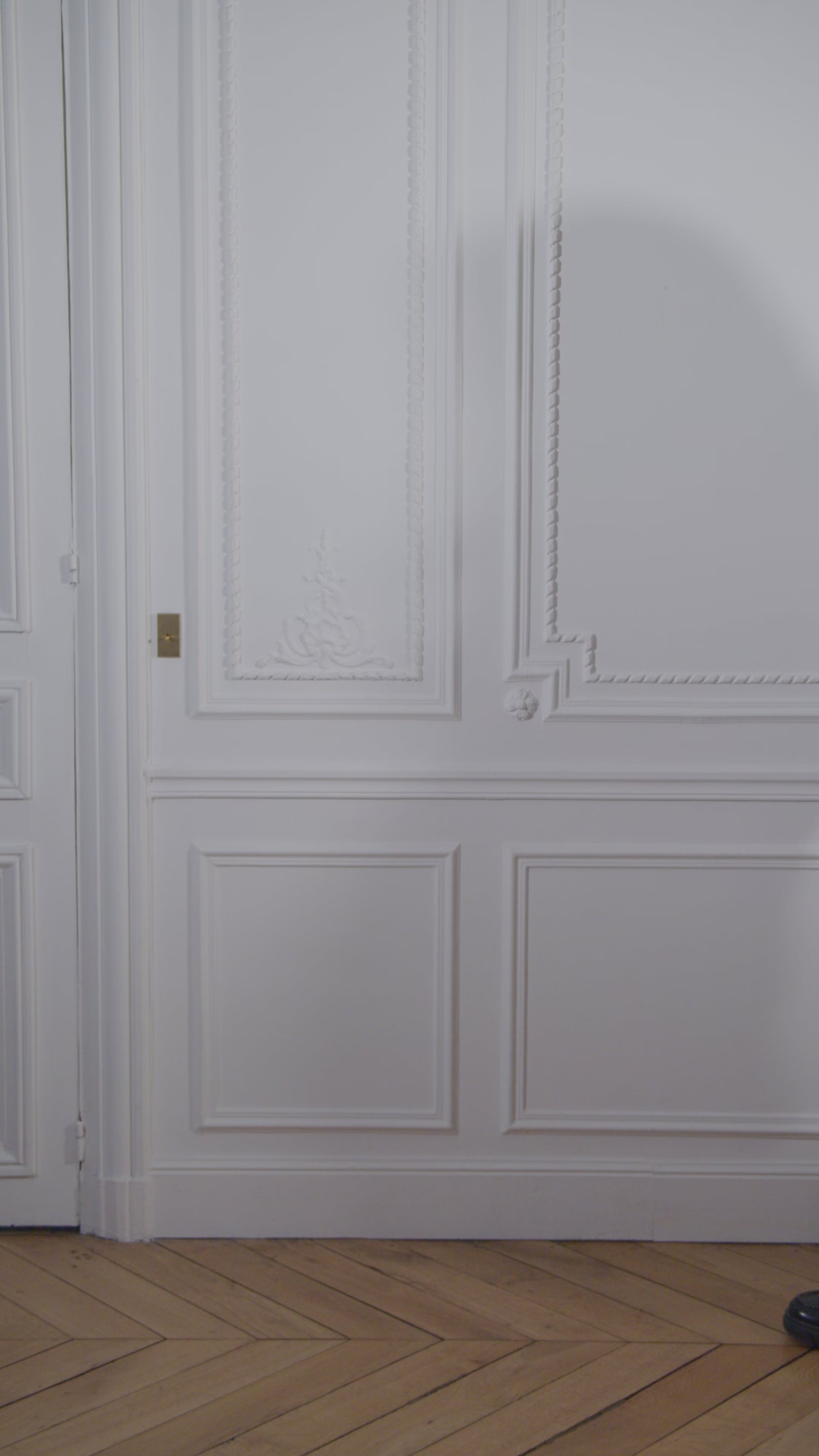 Carica il video : Borsa main In velours a costole VELVET STORM Cammello