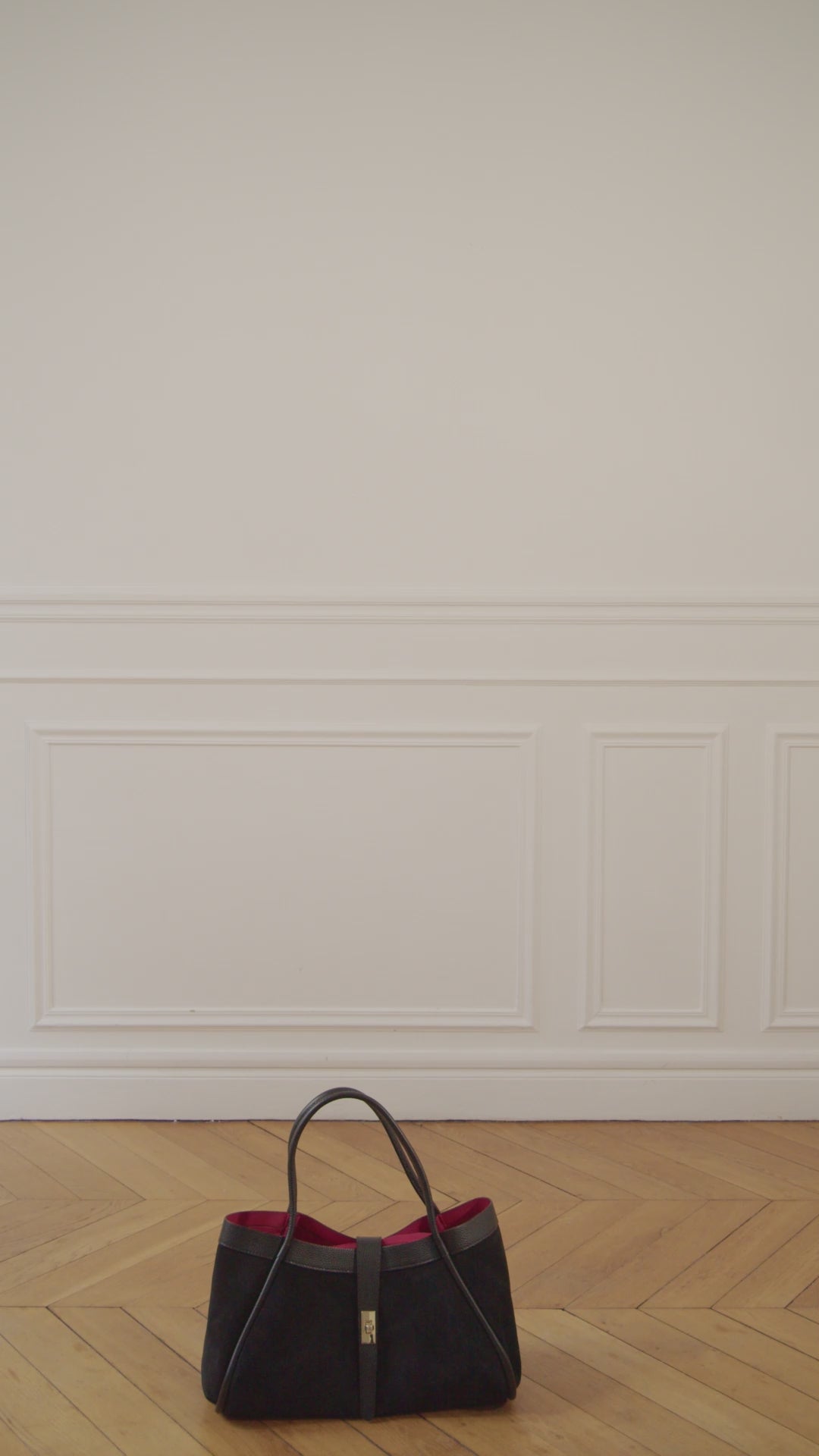 Charger la vidéo : Aberdeen Black bag chic black leather design