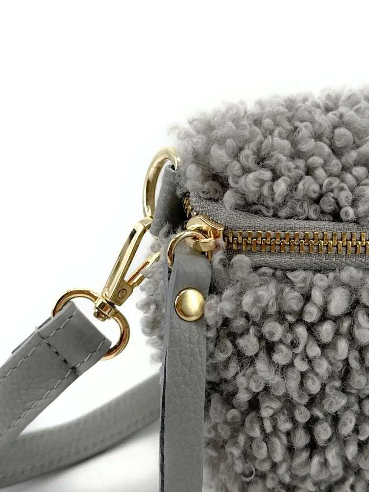 Sac banane en cuir et peluche LOU PILOU Gris clair