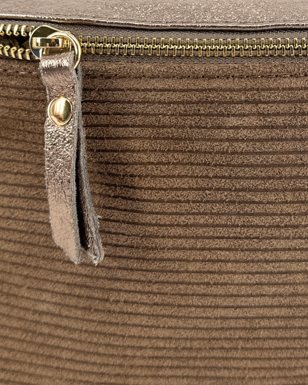 Sac banane en cuir irisé et croûte de cuir LOUNA VELOURS Taupe