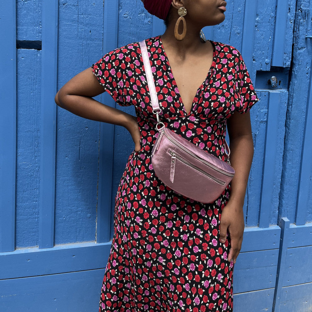 Sac banane en cuir irisé LOU-ANN Rose pâle irisé