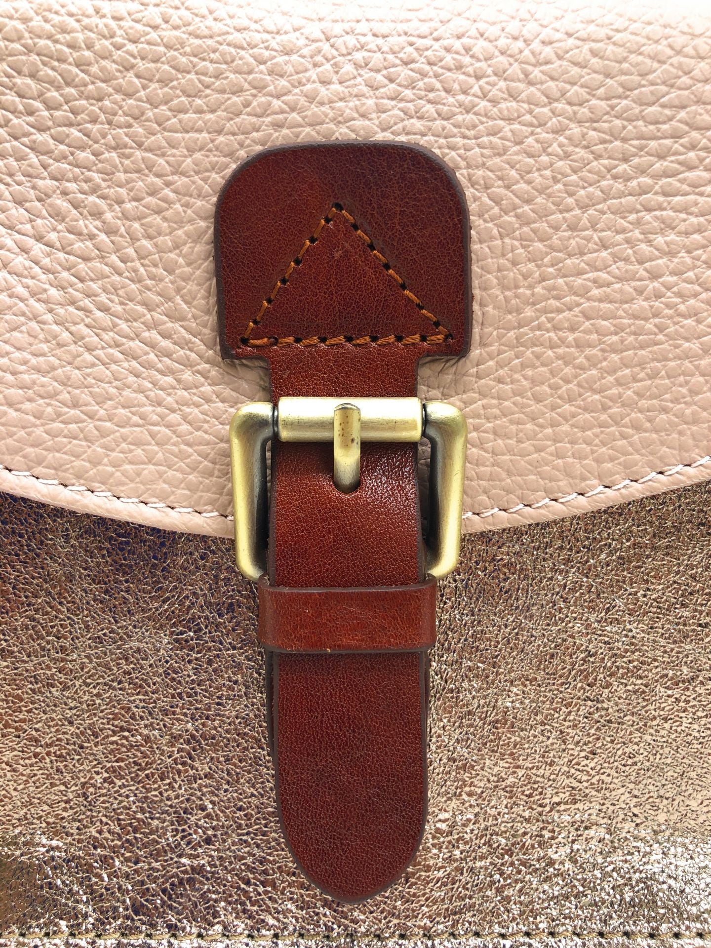 Sac cartable à bandoulière en cuir grainé et cuir irisé CORTE Rose nude