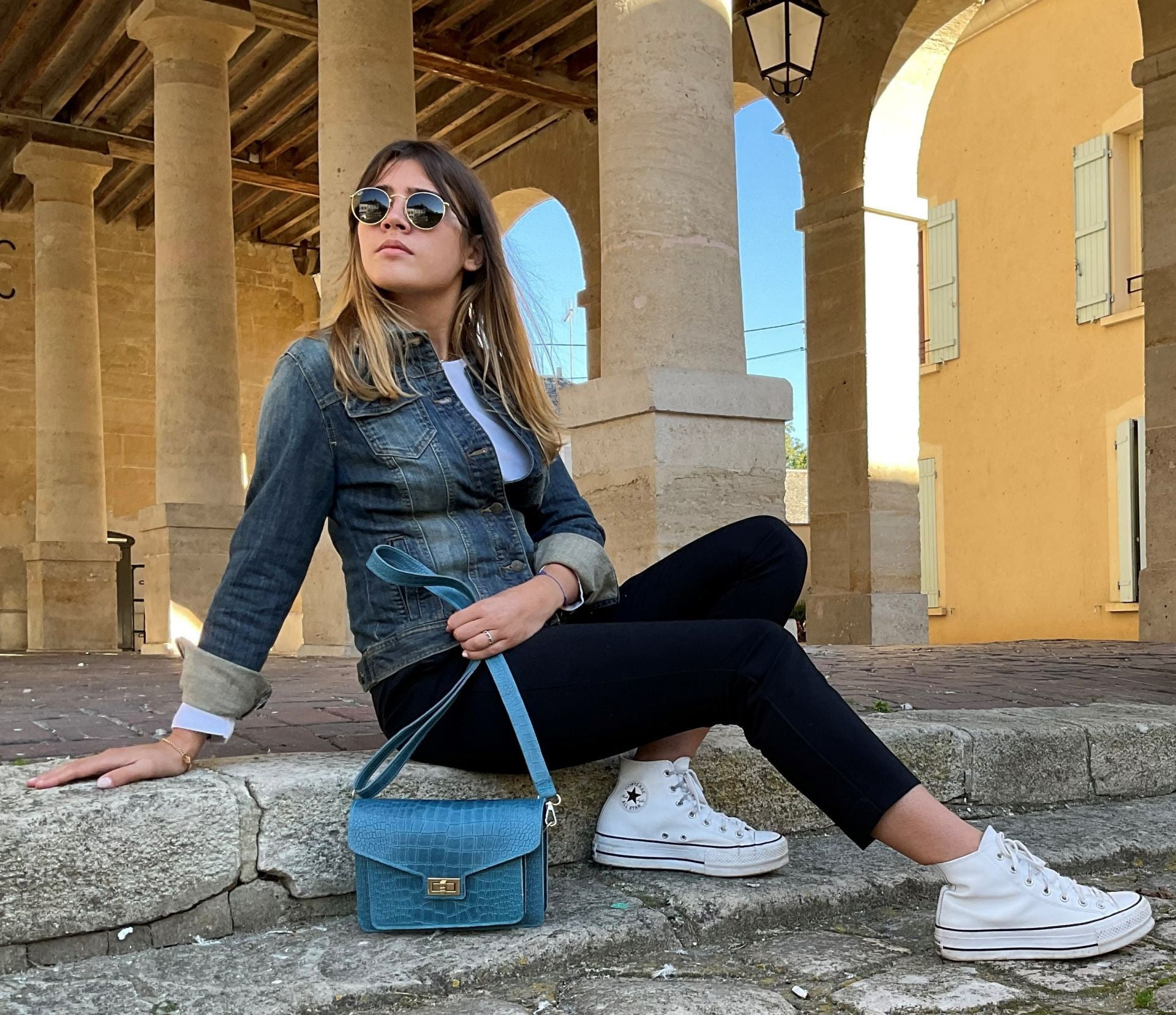 Sac bandoulière en cuir façon croco MONROE Bleu paon