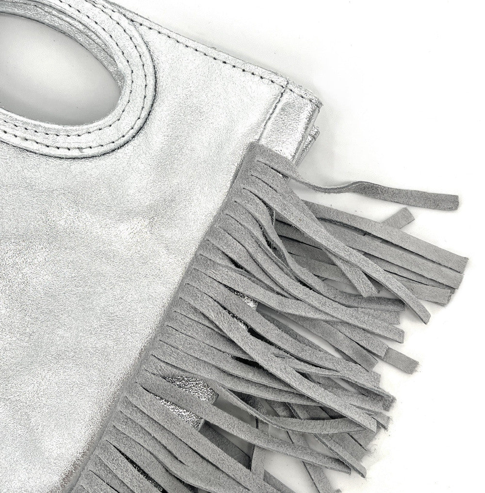 Sac à main bandoulière à franges en cuir irisé et croûte de cuir ENOLA Argent clair