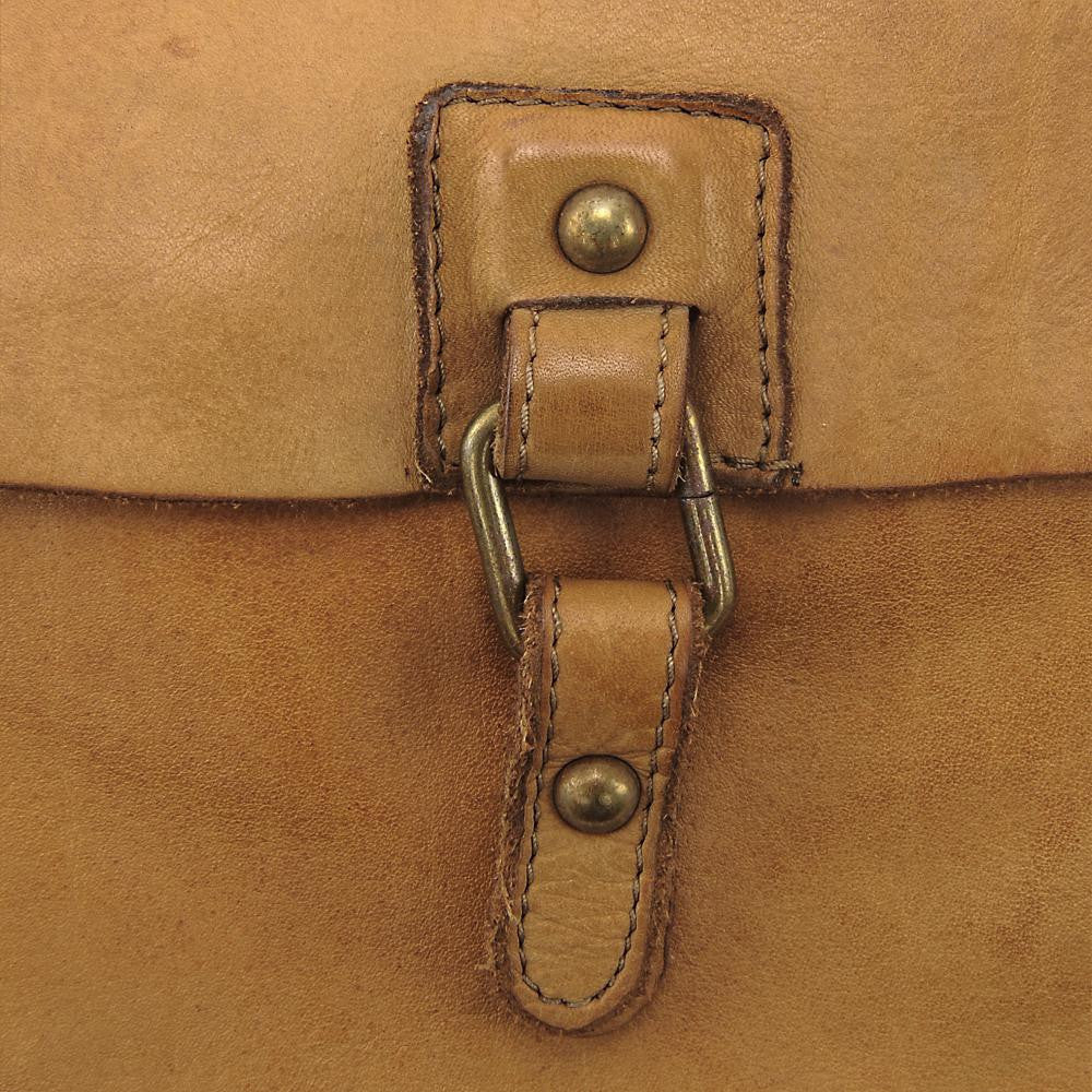 Sac besace à bandoulière en cuir vintage MISS COQUETTE Cognac