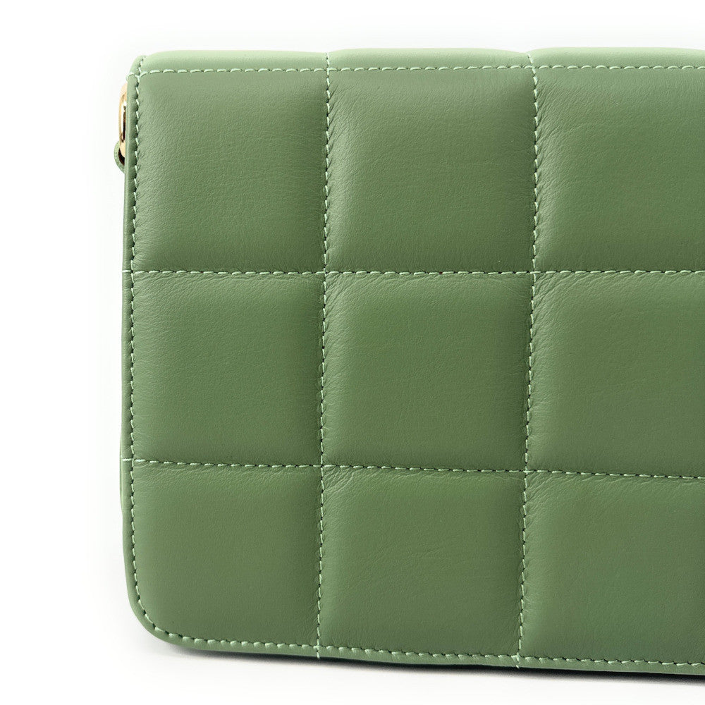Sac french stick en cuir lisse matelassé TIME SQUARE Vert amande