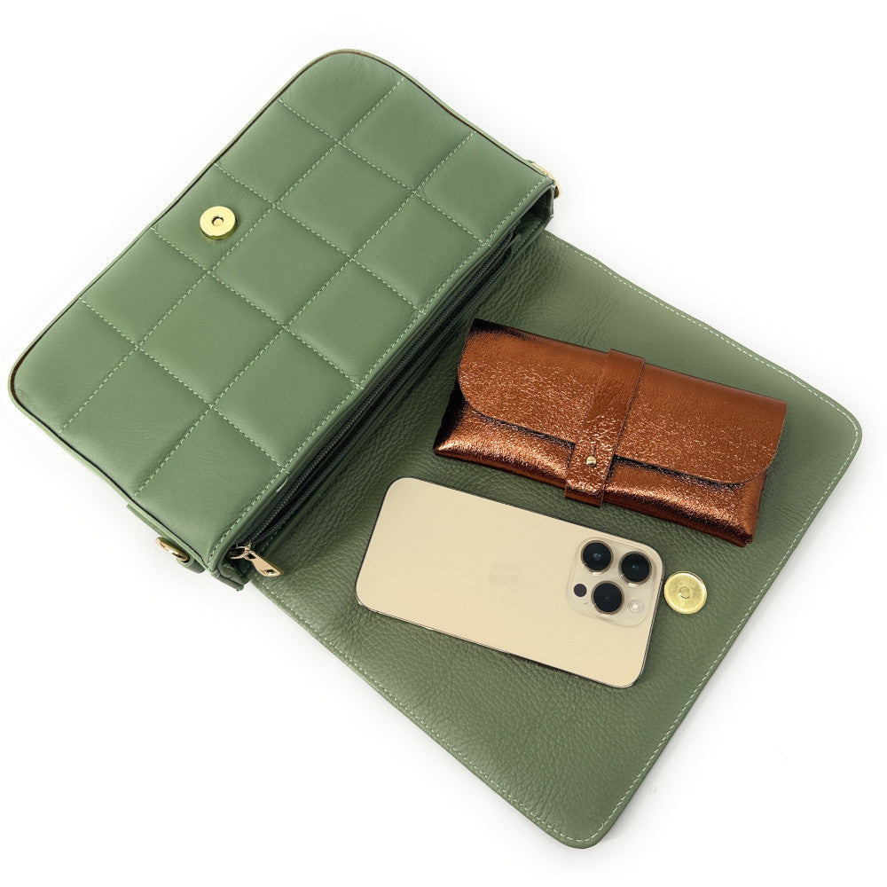 Sac french stick en cuir lisse matelassé TIME SQUARE Vert amande