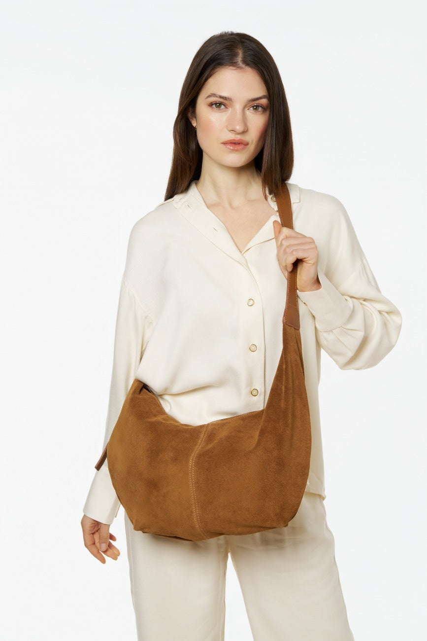 Bolso bandolera media luna de ante HERMIONE Marrón camel oscuro