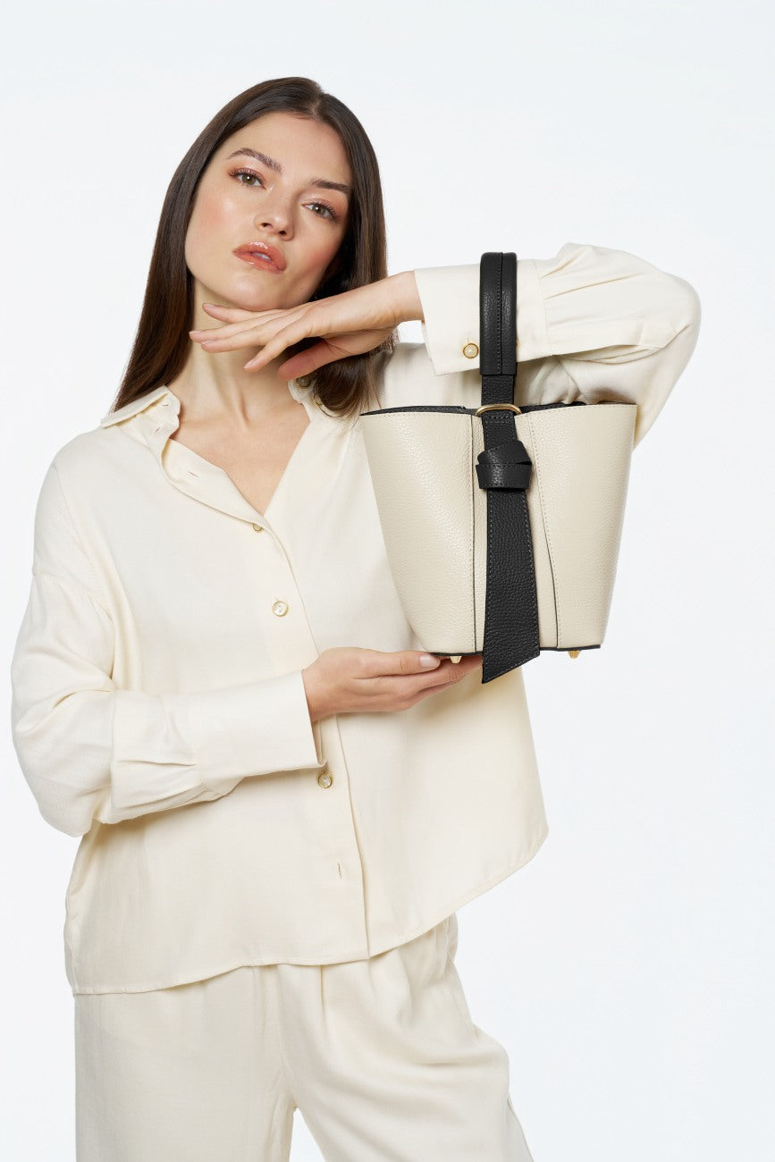 Beuteltasche und Clutch aus genarbtem Leder BIRDIE Beige und Schwarz