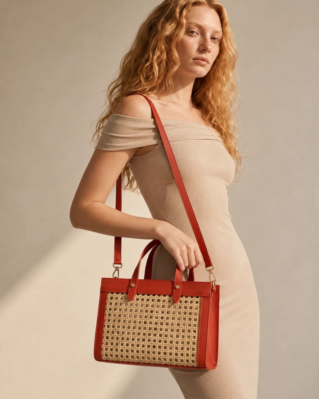 Sac cabas en cuir lisse et rotin THEOLINE Rouge terracotta