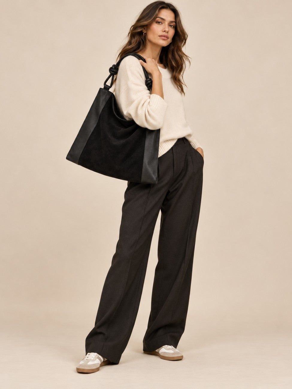 Borsa grande da portare a spalla in pelle scamosciata e pelle martellata KNOT Nero