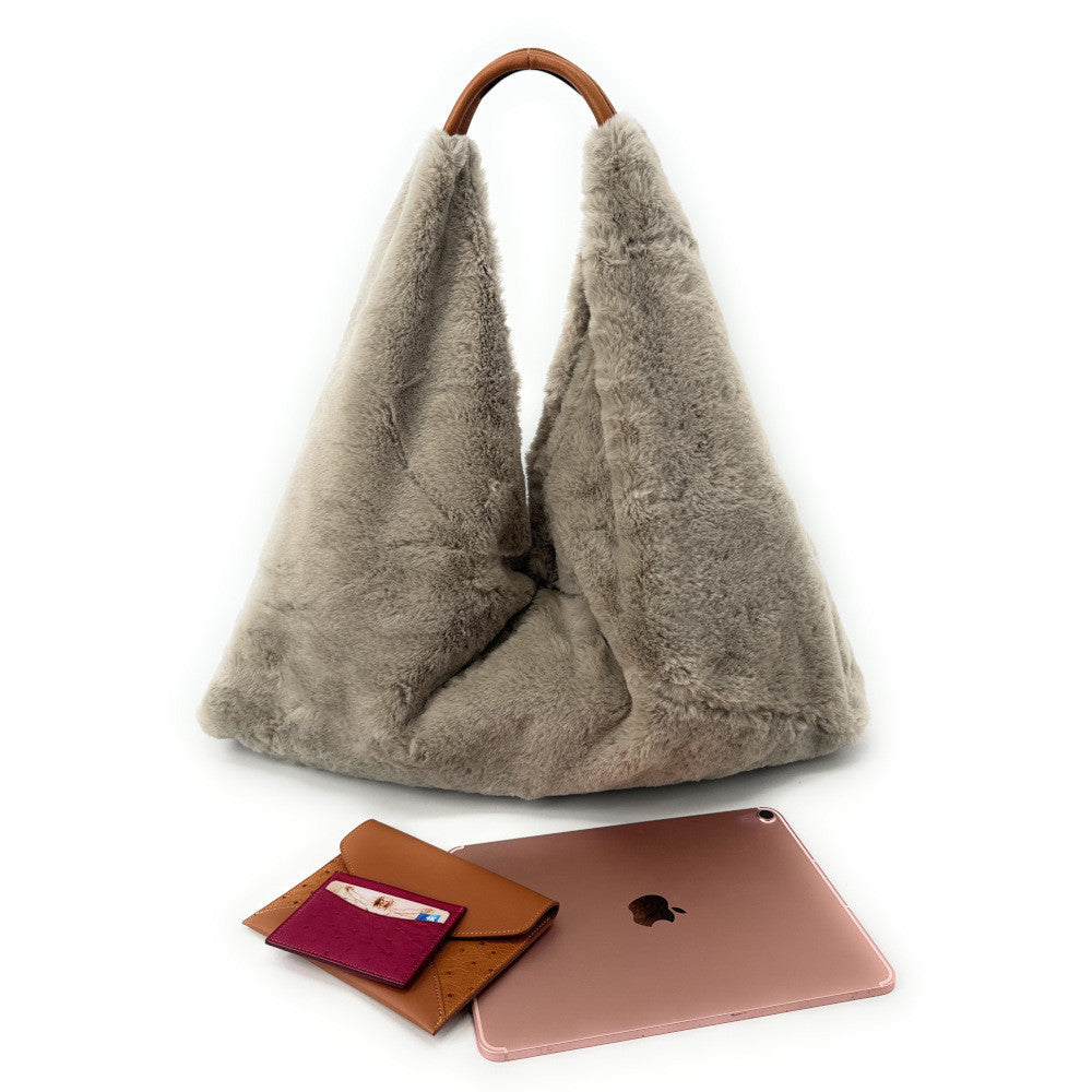 Grand sac hobo en fausse fourrure et cuir FLUFFY Gris taupe clair