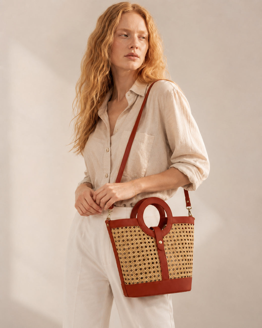 Sac cabas en cuir lisse et rotin ODINE Rouge terracotta