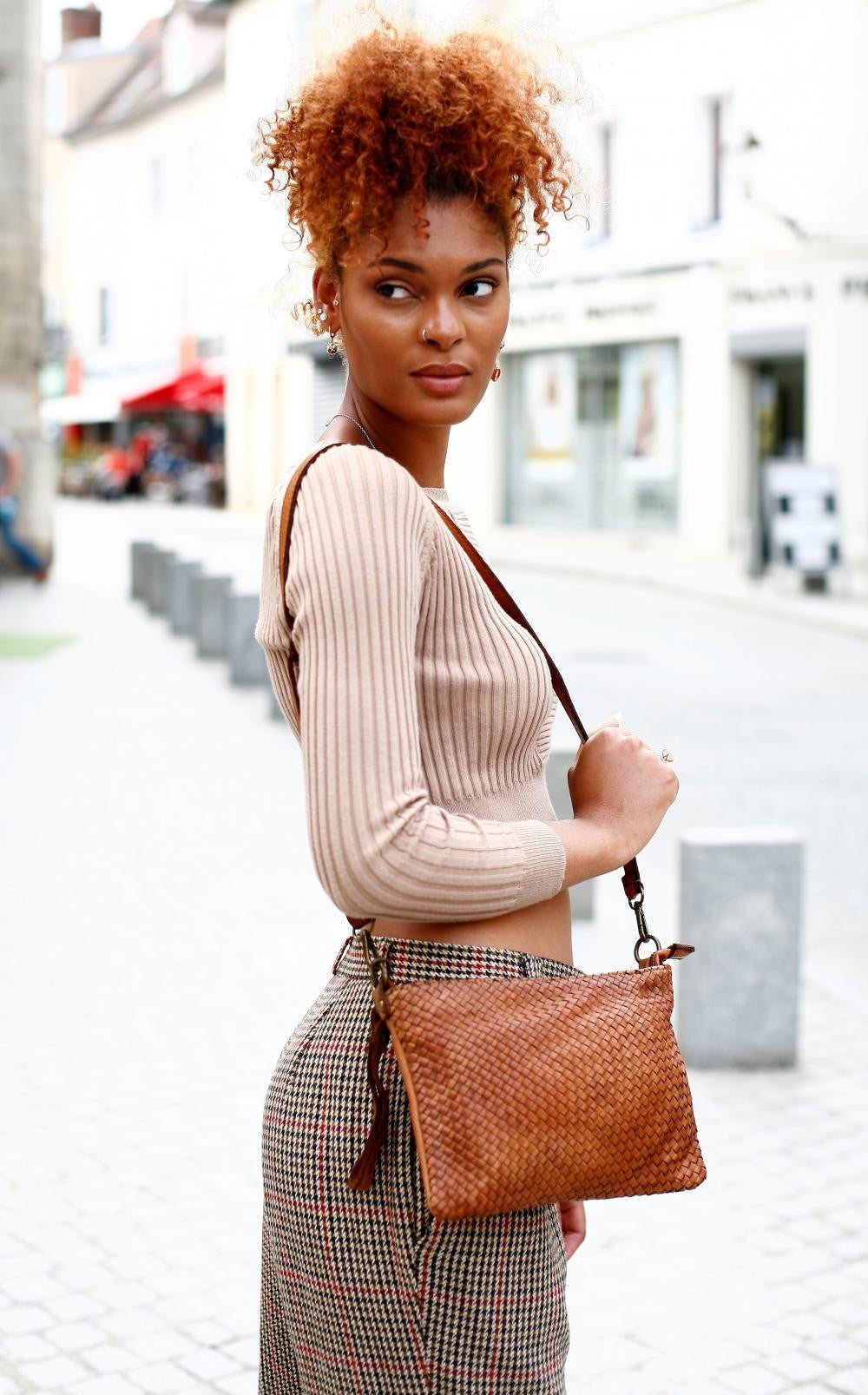Sac pochette à bandoulière en cuir tressé MISS JOE Cognac