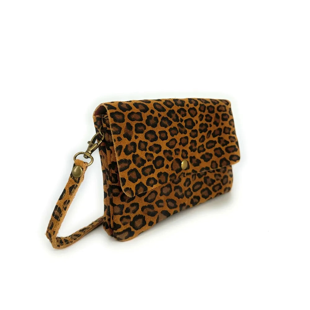 Sac pochette en croûte de cuir à motif MAELIA JUNGLE Léopard camel